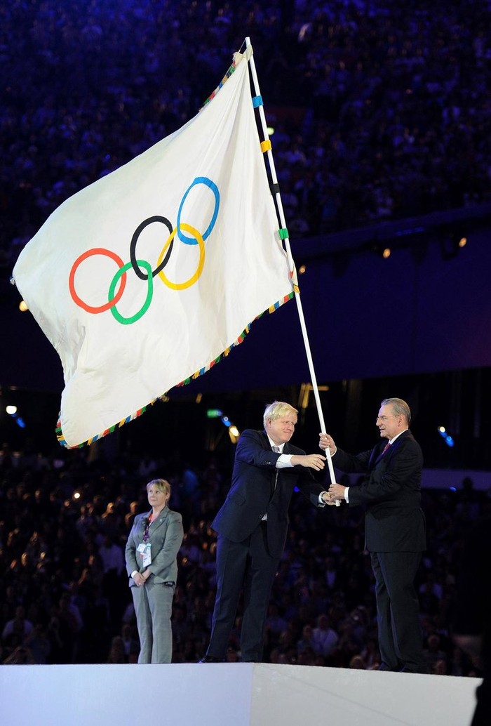 Thị trưởng London Boris Johnson (trái) trao lại cờ Olympic cho Chủ tịch IOC Jacques Rogge